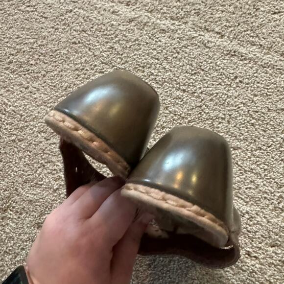 Clarks Artisan Gold Embellished Thong Sandals w/ Short Heel Size 7 Leather - Picture 4 of 12